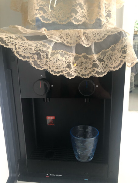 美的饮水机家用办公立式柜式饮水器白色YD1518S-X冰热款怕热水口用一段时间回滴水，一旦出现这种情况能不能有配件：我之前买了一奥克斯牌子多用了不长时间滴水？