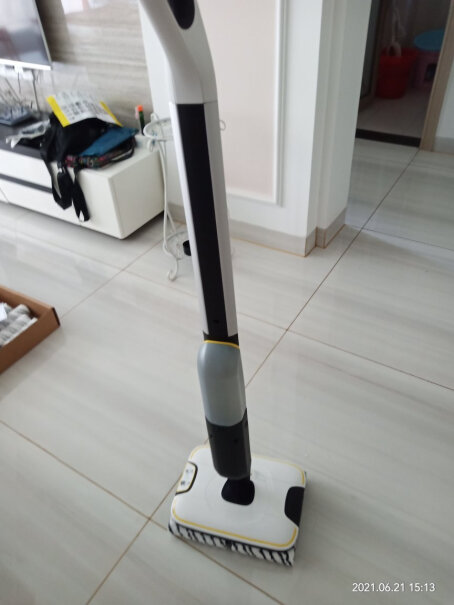 KARCHER德国卡赫无线智能洗地机扫拖一体安装方便，使用体验感也很便捷，就是洗拖完木地板后，地上有水迹印痕。是吗？