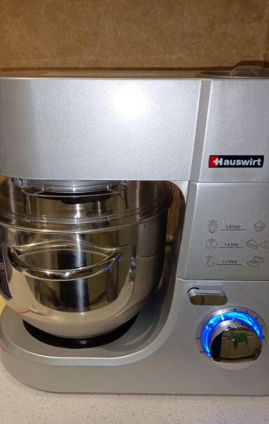 海氏家用全自动多功能厨师机搅拌和面打蛋器HM755银色声音恐怖吗？晚上十点多钟可以操作吗？