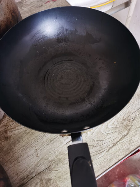 爱仕达ASD你好，请问这锅底是尖底的还是中间凸的吖？