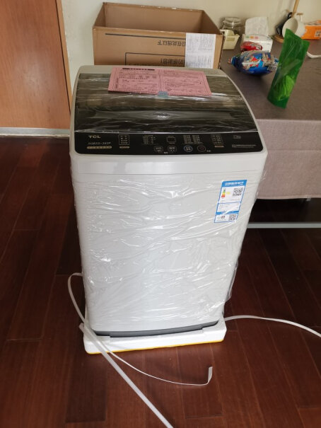 TCL10公斤大容量全自动波轮洗衣机钢化玻璃阻尼盖板我家里地不平，洗衣机底部有没有调平螺丝？
