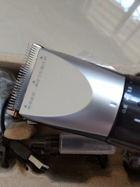 奔腾电动理发器电推剪剃头推子会夹头发吗？