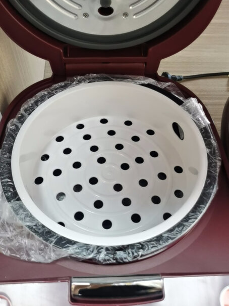 九阳肖战推荐ZMD安心系列电饭煲打开盖后，盖上的水流下来有接水的槽吗？
