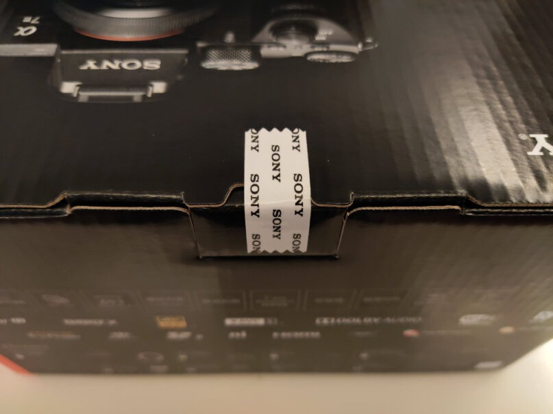 索尼Alpha 7 III 微单数码相机我的A7M3EVF取景器在黑暗背景下可以看到底部两侧有漏光现象，听说是通病有多少人有同样的问题（大家可以盖上镜头盖全黑画面下看自己的取景器）
