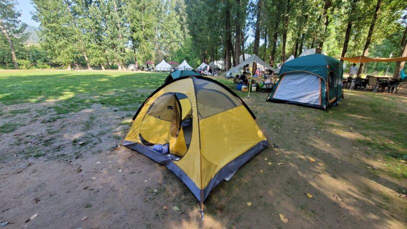 牧高笛防大风防暴雨铝杆三季三人双层帐野外野营帐篷包装带绳子吗？