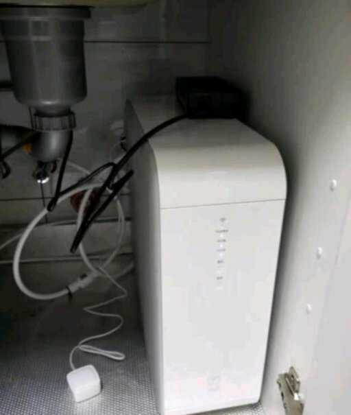 沁园京品家电小白鲸S600净水器厨下式家用台下直饮RO反渗透装修时安装吗？