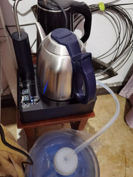 电热水壶功夫茶吉谷控温恒温烧水半自动茶具水开之后保持恒温，摸壶的外表烫手吗？有没有保温设计？