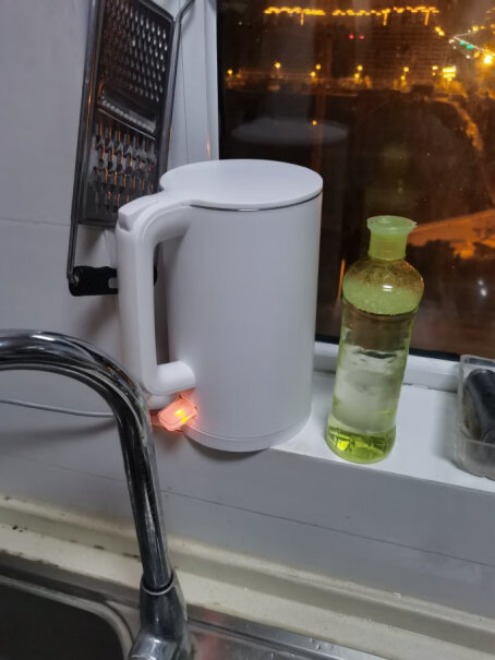 布谷美的集团电水壶双层防烫烧水壶热水壶出水口会不会太小，有影响么，问大家？