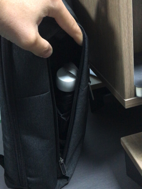 小米极简都市双肩包休闲商务笔记本电脑包15.6英寸能装入午餐饭盒吗？