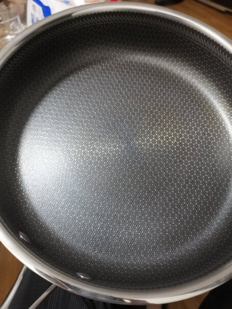 炊大皇平底锅类似的锅用了都是中间凸起，锅使用会凸起吗，有没有用电磁炉烧饭的，用一段时间这个锅，会出现这个现象吗？