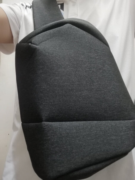 京东京造极简主义胸包三百斤的大胖子背这个包肩带够用吗？