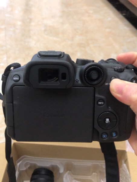 佳能（Canon）EOS R7 高速度・高分辨率微单数码相机 高倍率变焦镜头套装（约3250万像素套机有内存卡吗？