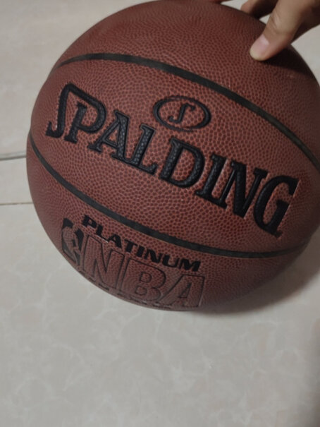 斯伯丁SPALDING经典室内比赛篮球76-810Y请问铂金好还是科比限量的好？