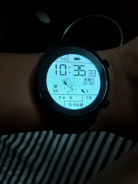 全程通S8智能运动手表请问：1，手表上可以控制音乐声音大小吗？ 2，有倒计时吗？