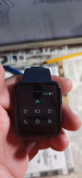 Redmi Watch 典黑智能手表屏幕容易花吗？