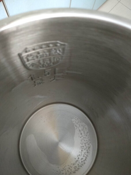 苏泊尔1.5L容量烧水壶数字显温倒水时有水进入壶盖里吗？就是壶盖金属和塑料夹层里？