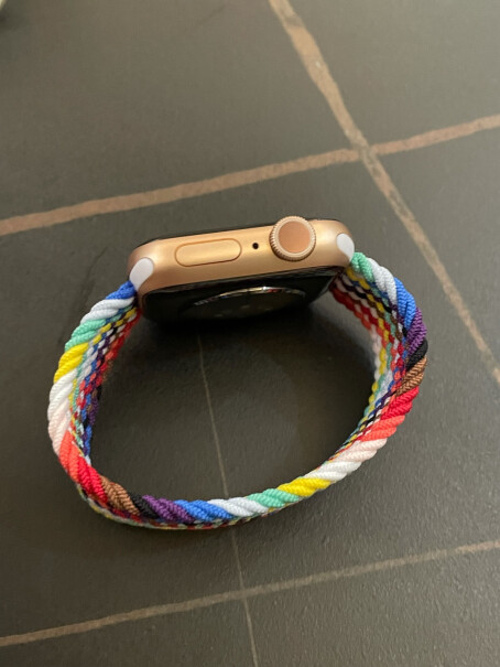 Apple Watch 6 GPS+蜂窝款 44mm深空灰色女生手腕13.5CM，买40还是44的？