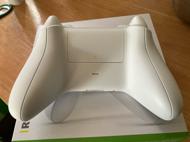 微软Xbox无线控制器请问把手柄贴在耳朵上能听到电流声嘛？