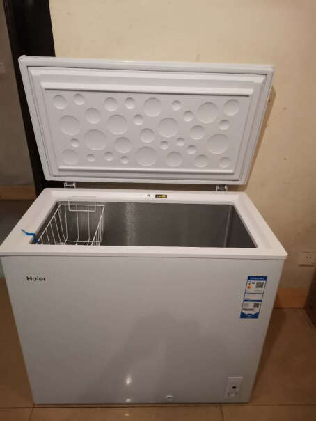 海尔202升家用冷藏冷冻转换冰柜冰柜通电后，没有打开盖子，往外散发冷气正常吗？