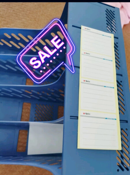晨光M&G睿智系列蓝色四联办公文件框稳固型文件架文件筐有配前面的贴纸便签吗？