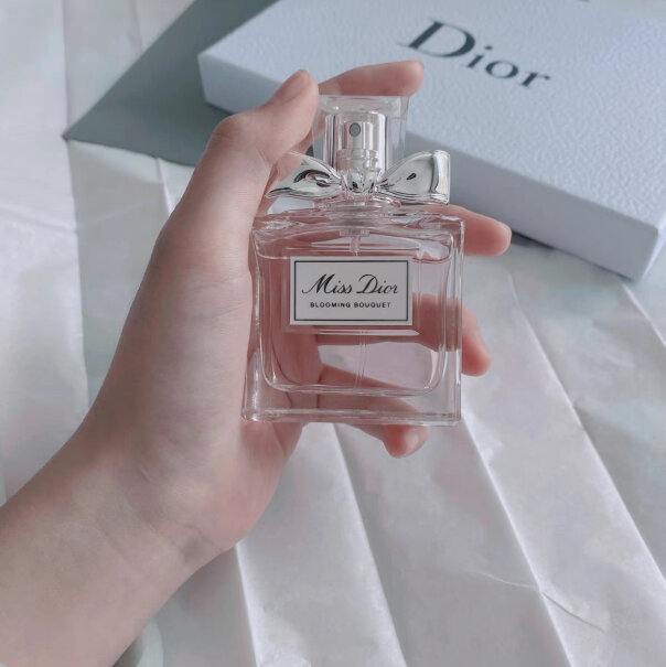 迪奥Dior花漾淡香氛喷头喷不出来 一按喷头就往下流？