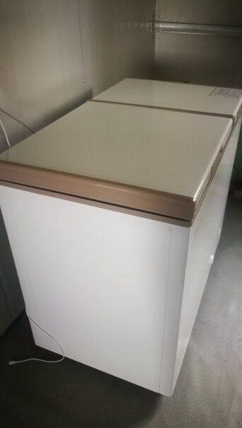 美的Midea271升商用家用冰柜柜门是平的吗？