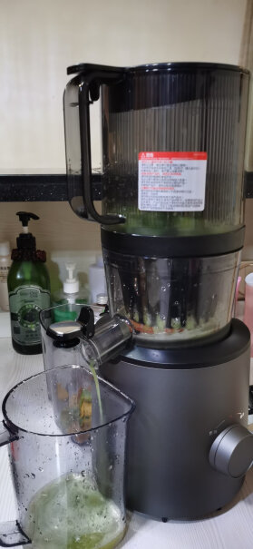 惠人原汁机新升级创新无网韩国进口多功能大口径家用低速榨汁机你们榨果汁的时候，机器会有一点轻微晃动吗？