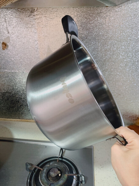 拜格不锈钢汤锅加厚24cm请问这款锅在天燃气灶上用会不会发黑呢？