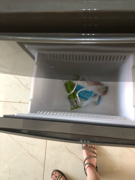 海尔Haier请问我家冰箱冷冻两边有冰，怎么回事大冰块，还有调温是自调的吗，
