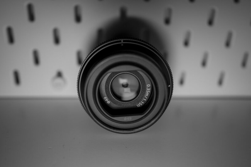 SONY FE 50mm F2.5 G定焦镜头拍照 室内 ，人像为主 和索尼35f1.8 镜头 哪个更有优势？