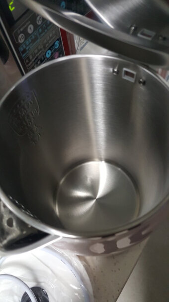 苏泊尔电水壶热水壶1.7L大容量电热水壶烧水壶开盖按钮费力吗？