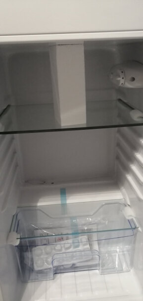 新飞209升三门小冰箱家用小型给带冰箱底座吗？