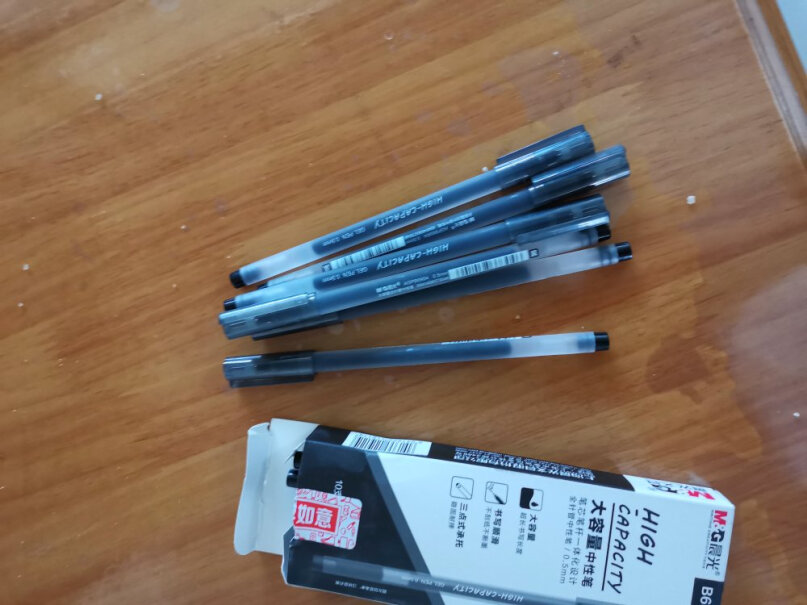 晨光M&G文具0.5mm黑色中性笔巨能写笔杆笔芯一体化签字笔是速干的吗 写完摸会不会糊？