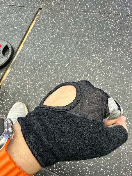 李宁健身手套男女运动骑行半指看到那么多人说舒服，难道真的是我敏感？特别割手腕？