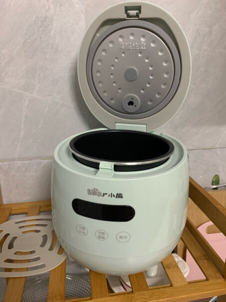 小熊电饭锅防溢迷你柴火米饭家用预约多功能设计了接蒸汽水的盒子吗？