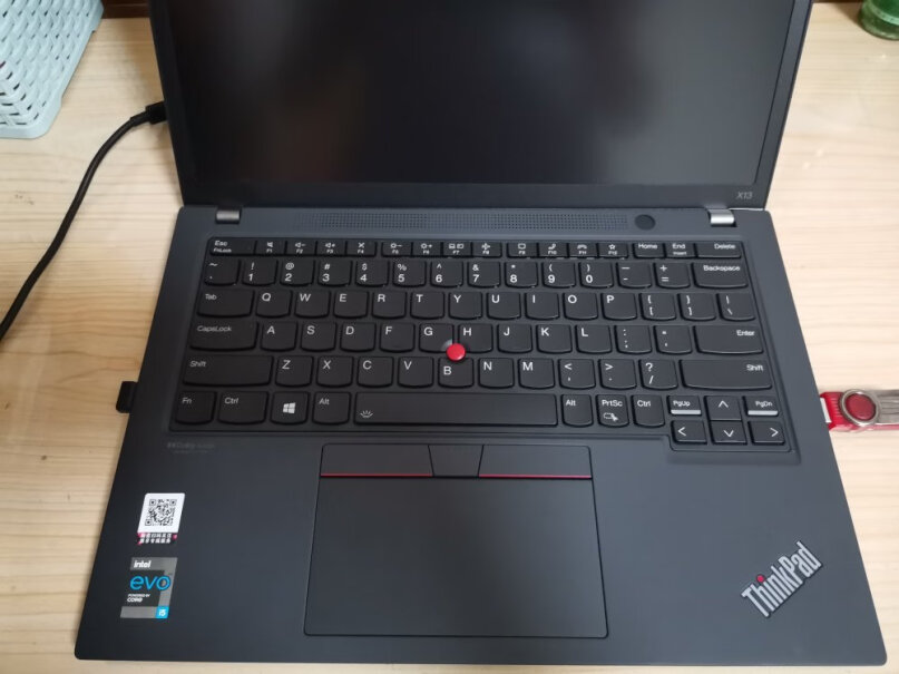 联想ThinkPadX13屏幕背光均匀吗？有没有深淡差异？