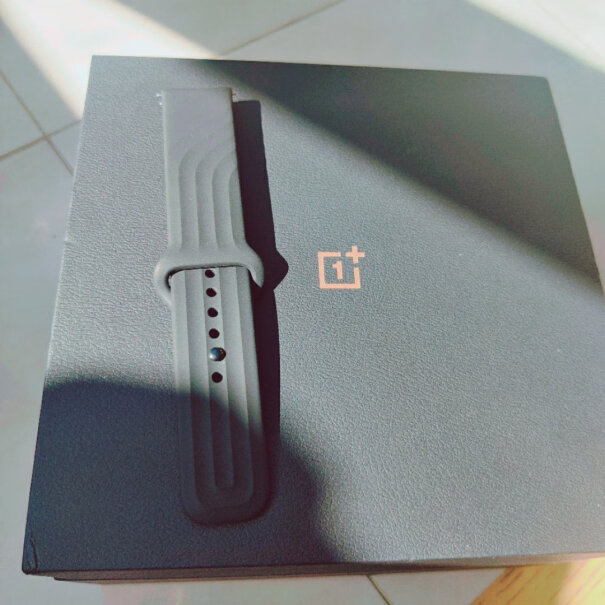 OnePlus 智能户外手表看了说是不送充电头，那一加9pro65W充电头可以正常用来充手表电吗？