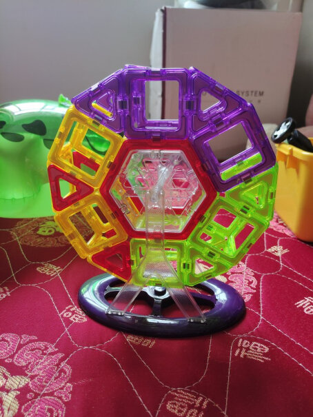 奥迪双钻磁力片200件套玩具DL391201同时可以摆出几个形状？