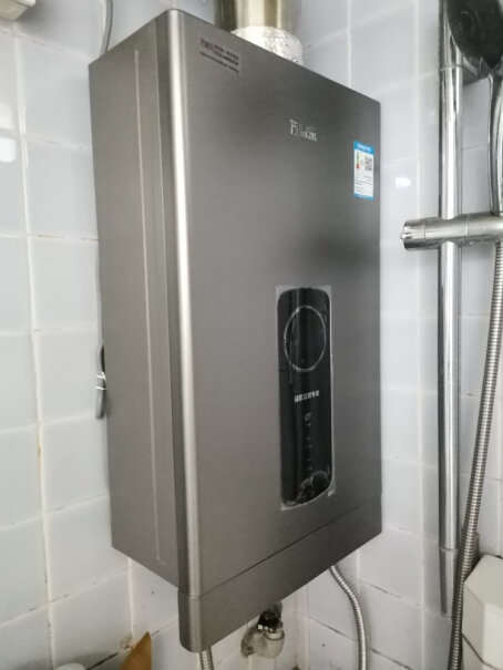 万家乐JSG24-12RH2平衡式燃气热水器即热智能恒温可装浴室ECO节能这平衡机的排烟管多大？