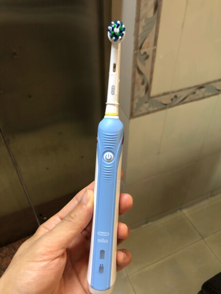 欧乐B电动牙刷成人小圆头牙刷情侣礼物3D声波旋转摆动充电式使用两分钟后按两下关机吗？有的牙刷是连按切换模式，使用一段时间后按一下直接关机。