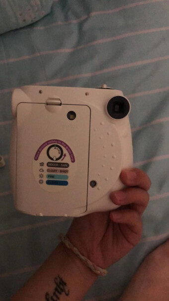 富士instax mini7C相机水蓝色礼盒里的相纸有铝包装吗？