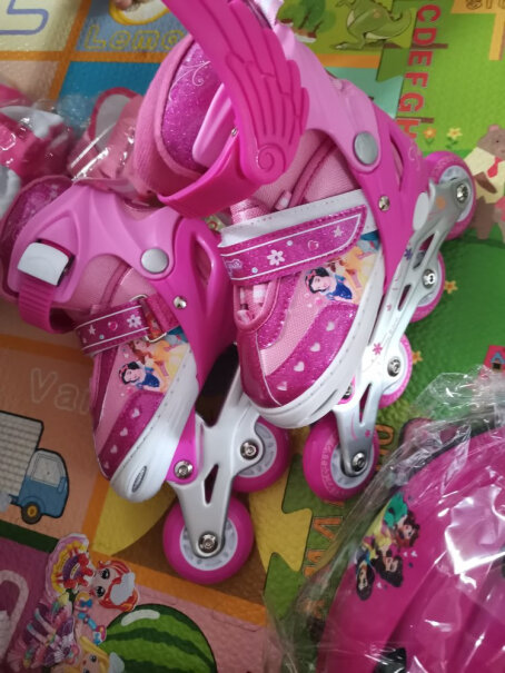 迪士尼Disney轮滑鞋儿童溜冰鞋八轮全闪轮滑冰鞋套装8岁的女孩买那个规格的合适？
