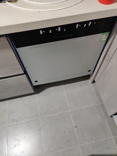 西门子嵌入式家用洗碗机12套大容量天然气管道可以从机器下后方通过吗？