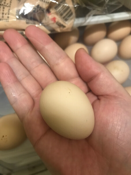 京东京造安心鲜鸡蛋 20枚初生蛋 15项安心检测买过的朋友请问一下蛋黄是纯黄色还是偏红的橙色？