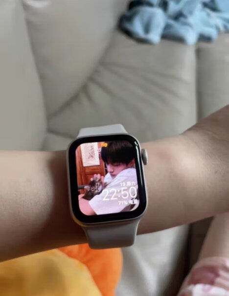 Apple Watch SE 2022款手表屏幕一直显示吗？