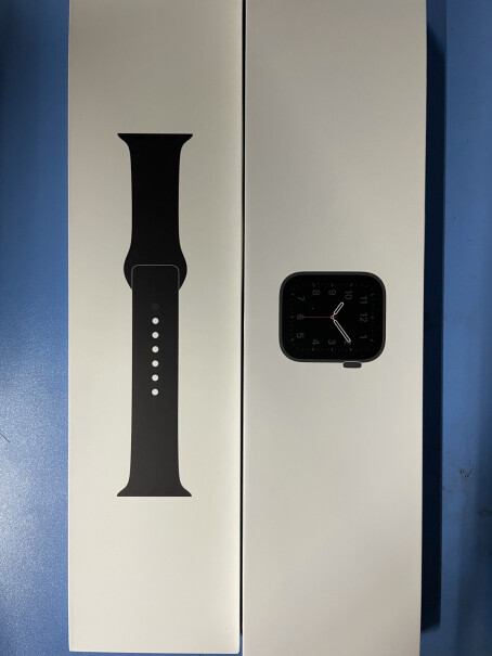 Apple Watch SE 智能手表 GPS款 40毫米米金色铝金属表壳 星光色运动型表带MKQ0请问你们刚买的时候塑封膜里面有黑点点，脏东西吗，这种情况是不是别人退货的产品呢？