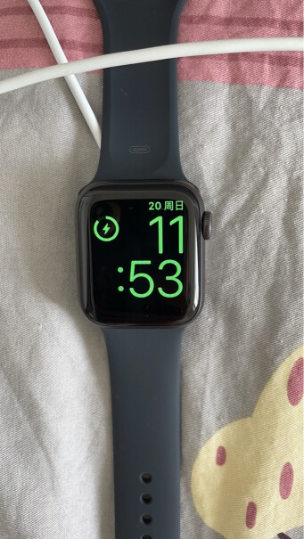 Apple Watch 6 GPS+蜂窝款 44mm深空灰色有充电器吗？