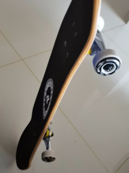 运动伙伴双翘板成人儿童滑板初学者专业枫木板四轮滑板车滑板下面的漆被刮掉了怎么办？