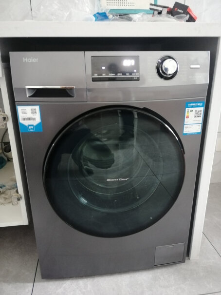海尔（Haier滚筒洗衣机全自动到底是什么颜色的？图片看着是黑色，评论晒得图看着是灰色？