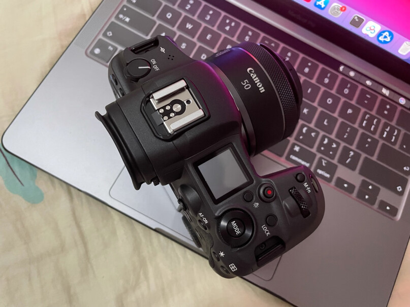 佳能EOS R5微单相机这里的CF和SD卡是和5D4的卡一样的吗？